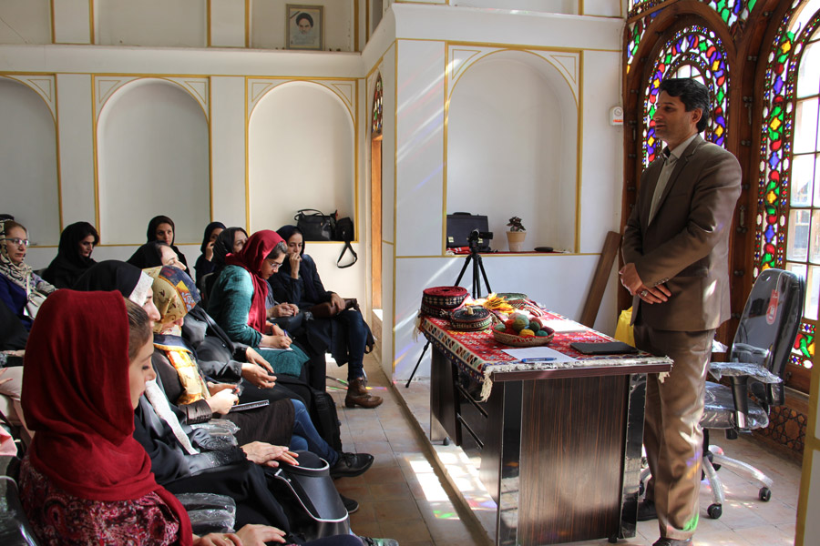 برگزاری کلاس آموزش کارت بافی بمناسبت روز جهانی صنایع دستی در مرکز نوآوری و شکوفائی صنایع دستی اصفهان
