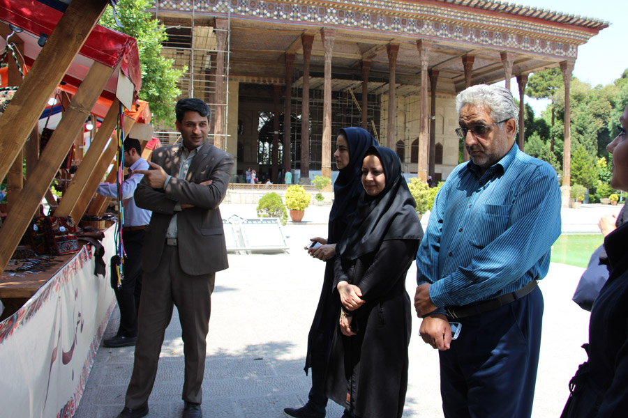 برپایی 20 غرفه تولید زنده در رشته های مختلف صنایع دستی در باغ موزه چهلستون