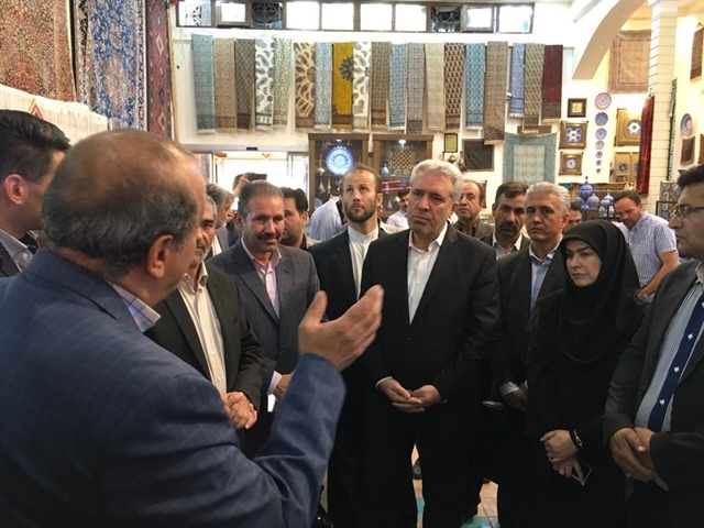 بازدید دکتر مونسان از مرکز تجارت نوین صنایع‌دستی و خانه قلمکار صدر اصفهان