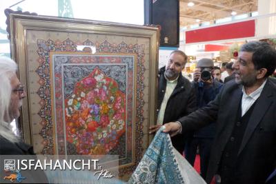 رونمایی مهندس ضرغامی از تابلوی گل و مرغ هنرمند اصفهانی در نمایشگاه تهران