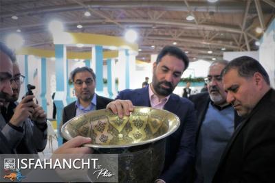 رونمایی از اثر فاخر قلم‌زنی استان اصفهان در نمایشگاه بین‌المللی تهران